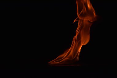 Siyah arka plan üzerine izole soyut yangın alevleri