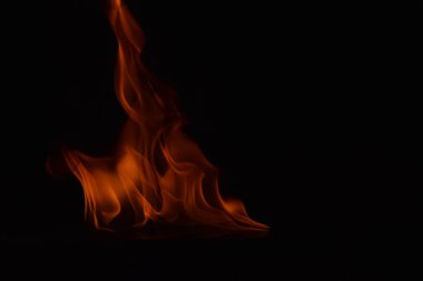 Siyah arka plan üzerine izole soyut yangın alevleri