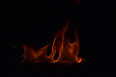 Siyah arka plan üzerine izole soyut yangın alevleri