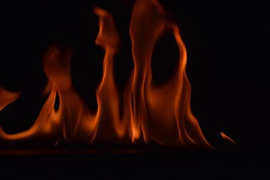 Siyah arka plan üzerine izole soyut yangın alevleri