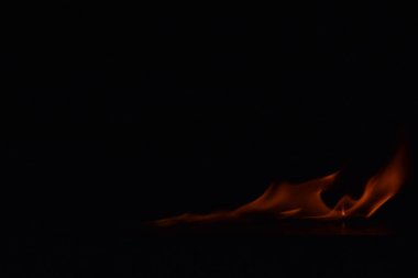 Siyah arka plan üzerine izole soyut yangın alevleri