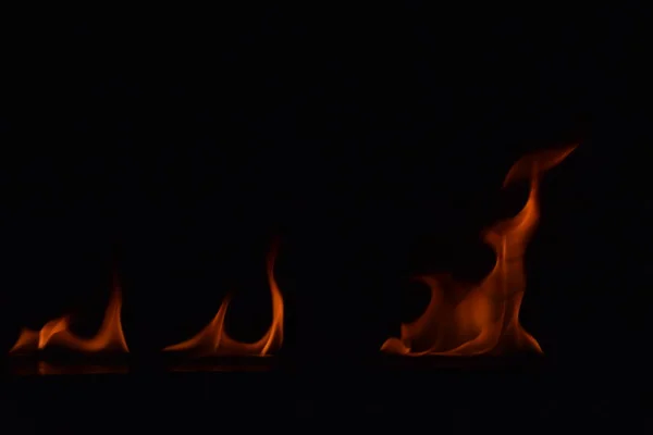 黒の背景に分離された抽象的な火炎 — ストック写真