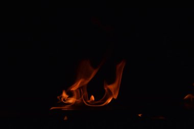 Siyah arka plan üzerine izole soyut yangın alevleri