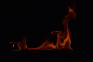 Siyah arka plan üzerine izole soyut yangın alevleri