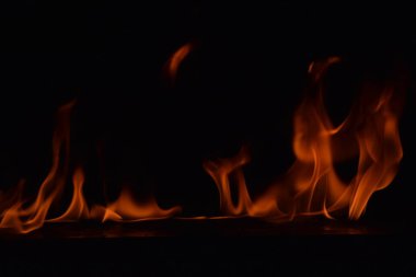 Siyah arka plan üzerine izole soyut yangın alevleri