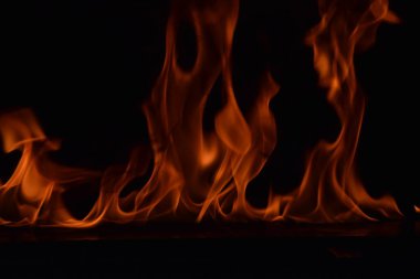 Siyah arka plan üzerine izole soyut yangın alevleri