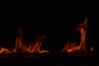 Siyah arka plan üzerine izole soyut yangın alevleri