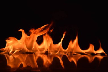 Siyah arka plan üzerine izole soyut yangın alevleri