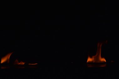 Siyah arka plan üzerine izole soyut yangın alevleri