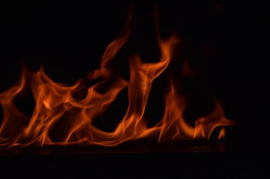 Siyah arka plan üzerine izole soyut yangın alevleri