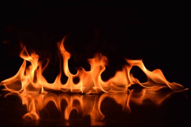 Siyah arka plan üzerine izole soyut yangın alevleri