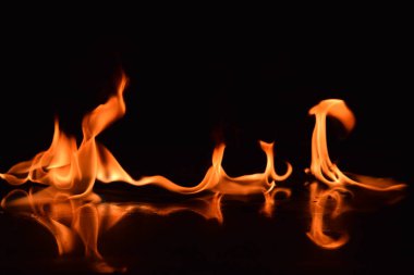 Siyah arka plan üzerine izole soyut yangın alevleri