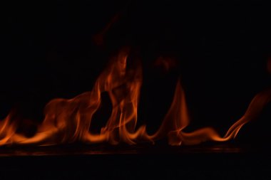 Siyah arka plan üzerine izole soyut yangın alevleri