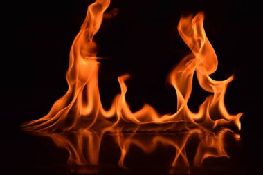 Siyah arka plan üzerine izole soyut yangın alevleri