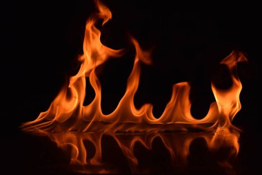 Siyah arka plan üzerine izole soyut yangın alevleri