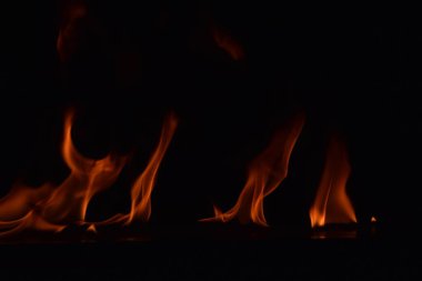 Siyah arka plan üzerine izole soyut yangın alevleri