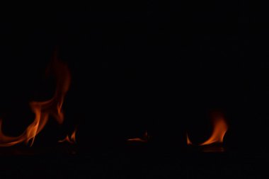 Siyah arka plan üzerine izole soyut yangın alevleri