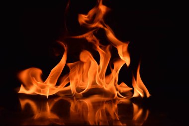 Siyah arka plan üzerine izole soyut yangın alevleri