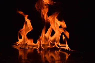 Siyah arka plan üzerine izole soyut yangın alevleri