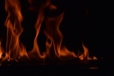 Siyah arka plan üzerine izole soyut yangın alevleri