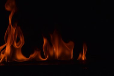 Siyah arka plan üzerine izole soyut yangın alevleri