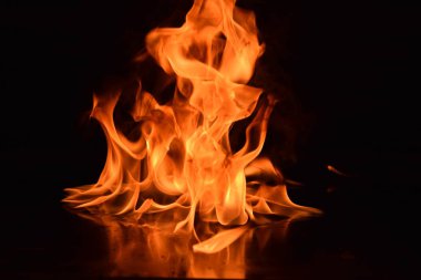 Siyah arka plan üzerine izole soyut yangın alevleri