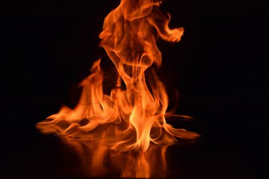 Siyah arka plan üzerine izole soyut yangın alevleri