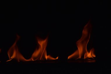 Siyah arka plan üzerine izole soyut yangın alevleri