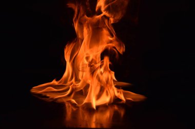 Siyah arka plan üzerine izole soyut yangın alevleri