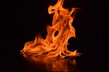 Siyah arka plan üzerine izole soyut yangın alevleri