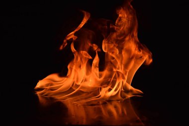 Siyah arka plan üzerine izole soyut yangın alevleri