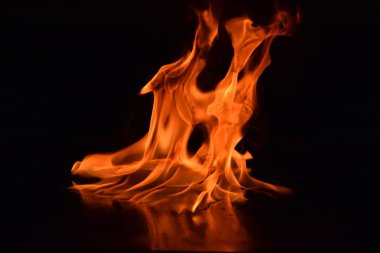 Siyah arka plan üzerine izole soyut yangın alevleri