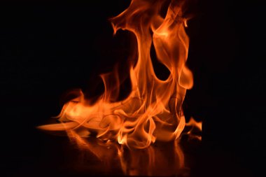 Siyah arka plan üzerine izole soyut yangın alevleri