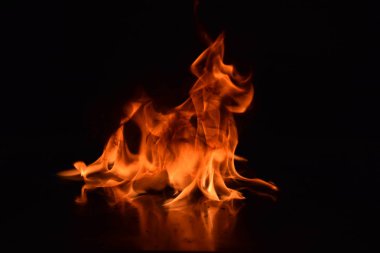 Siyah arka plan üzerine izole soyut yangın alevleri