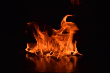 Siyah arka plan üzerine izole soyut yangın alevleri