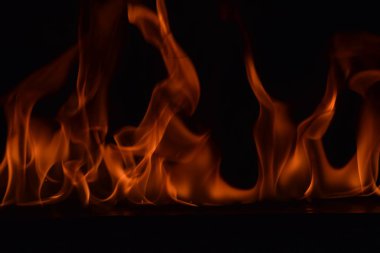 Siyah arka plan üzerine izole soyut yangın alevleri