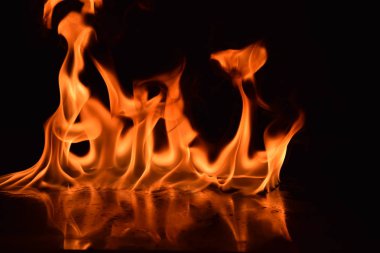 Siyah arka plan üzerine izole soyut yangın alevleri