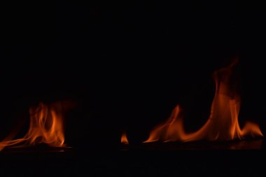 Siyah arka plan üzerine izole soyut yangın alevleri