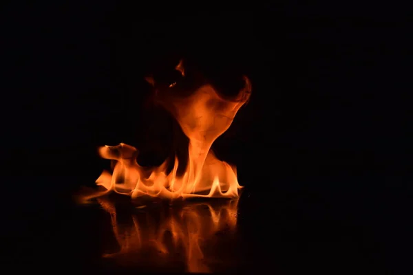 Api Abstrak Diisolasi Pada Latar Belakang Hitam — Stok Foto