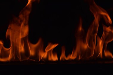 Siyah arka plan üzerine izole soyut yangın alevleri
