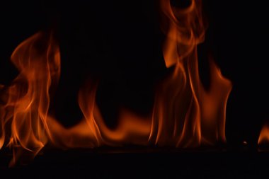 Siyah arka plan üzerine izole soyut yangın alevleri