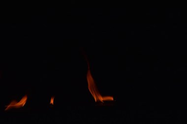 Siyah arka plan üzerine izole soyut yangın alevleri