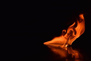 Siyah arka plan üzerine izole soyut yangın alevleri