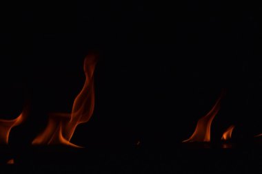 Siyah arka plan üzerine izole soyut yangın alevleri