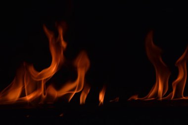 Siyah arka plan üzerine izole soyut yangın alevleri