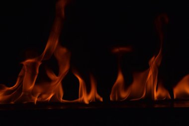 Siyah arka plan üzerine izole soyut yangın alevleri