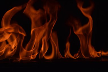 Siyah arka plan üzerine izole soyut yangın alevleri