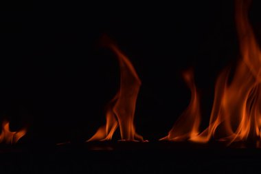 Siyah arka plan üzerine izole soyut yangın alevleri