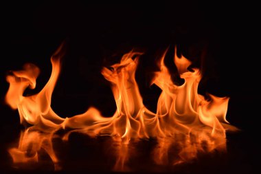 Siyah arka plan üzerine izole soyut yangın alevleri