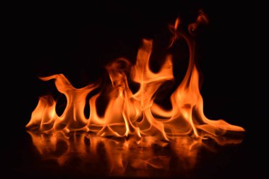 Siyah arka plan üzerine izole soyut yangın alevleri